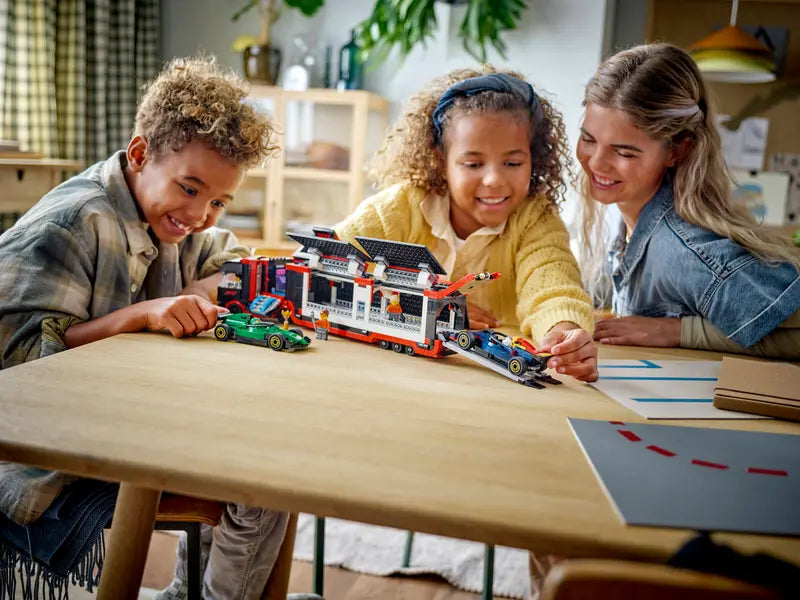 Le camion de F1 avec les voitures de F1 RB20 et AMR24 - City