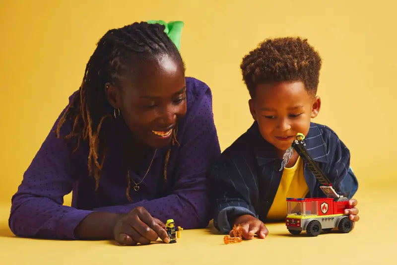 Le camion de pompiers avec échelle - City
