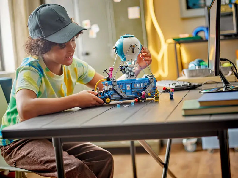 Battle Bus - Fortnite