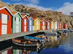 Cabanes de bateaux colorés en Suède - 100 mcx XL