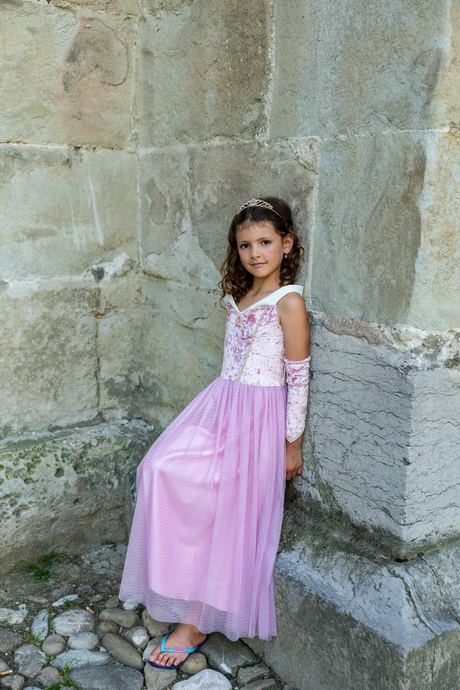 Robe de princesse rose en velours avec manchons