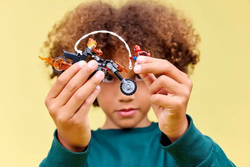 Spider-Man contre la moto de Ghost Rider - Marvel