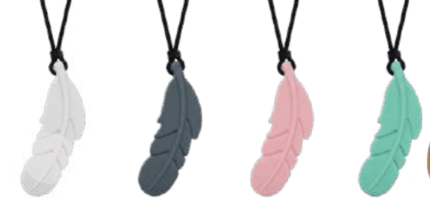 Collier mâchouille plume
