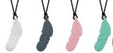 Collier mâchouille plume